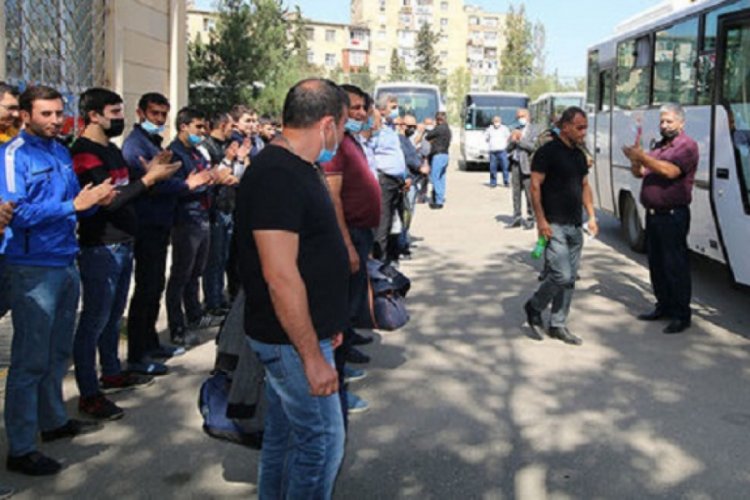 Azerbaycanlı gençler cephe hattına gidiyor
