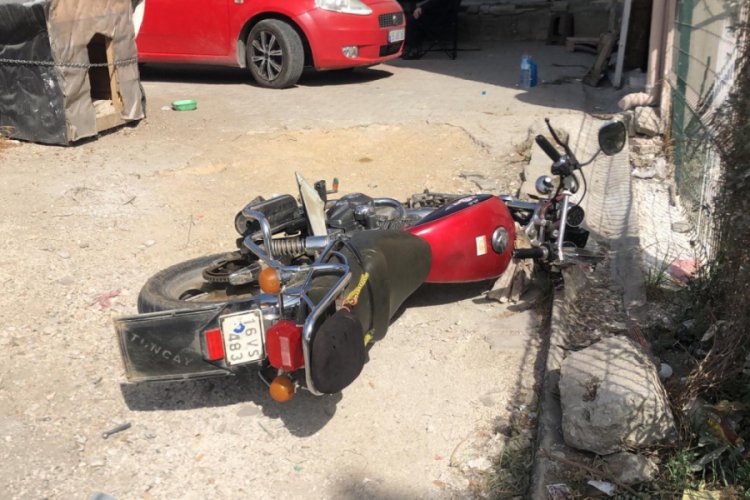 Bursa'da otomobil motosiklete çarptı: 2 yaralı