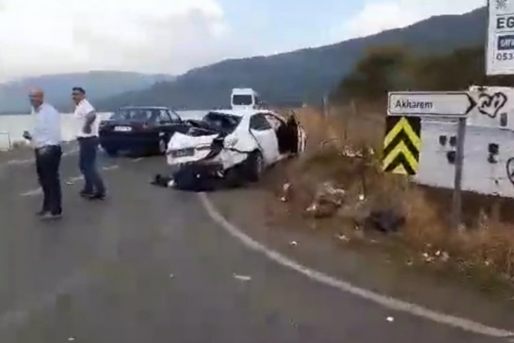Bursa'da otomobil iş makinesi ile çarpıştı
