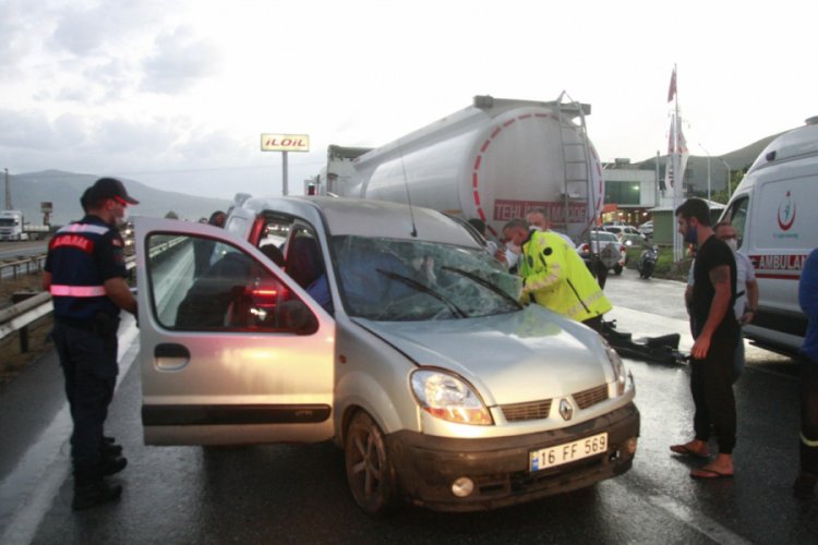 Bursa'da hafif ticari araç tankere çarptı