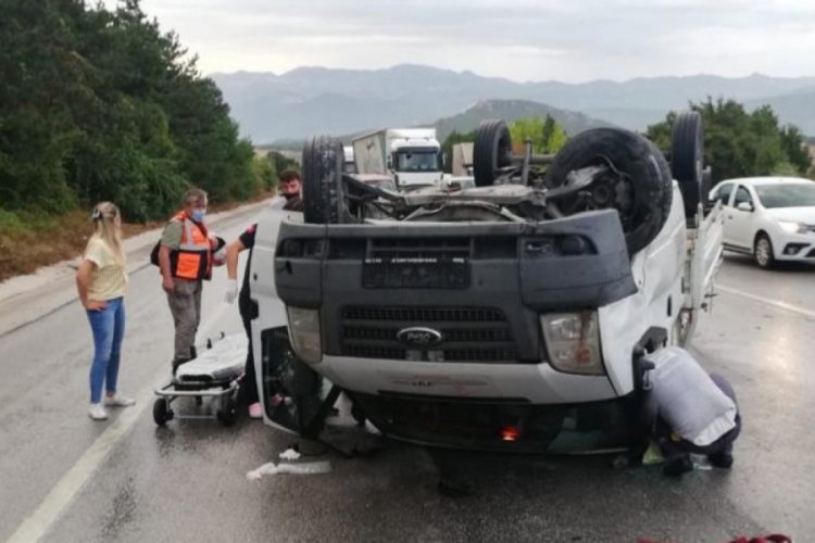Bursa'da takla atan kamyonette sıkışan sürücü kurtarıldı
