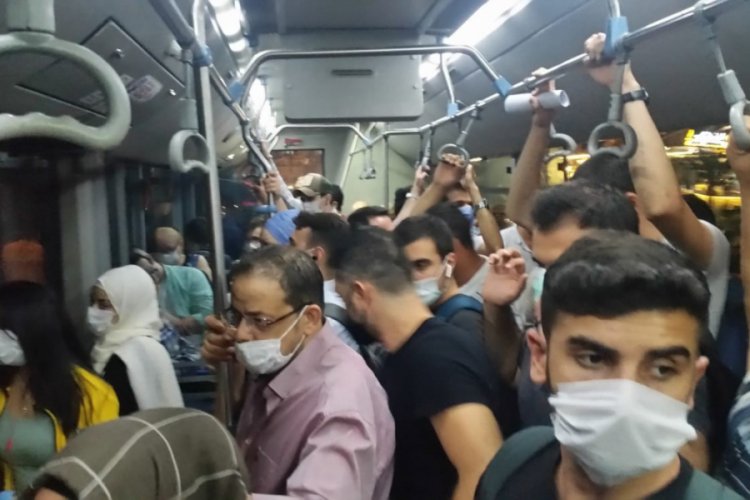 İstanbul'da otobüste tıklım tıklım yolculuk