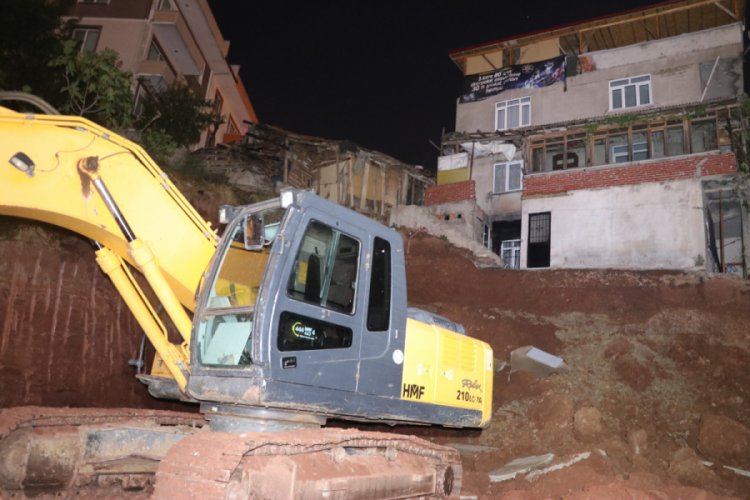 Karantina altında olan binanın temelinde 'toprak' kayması