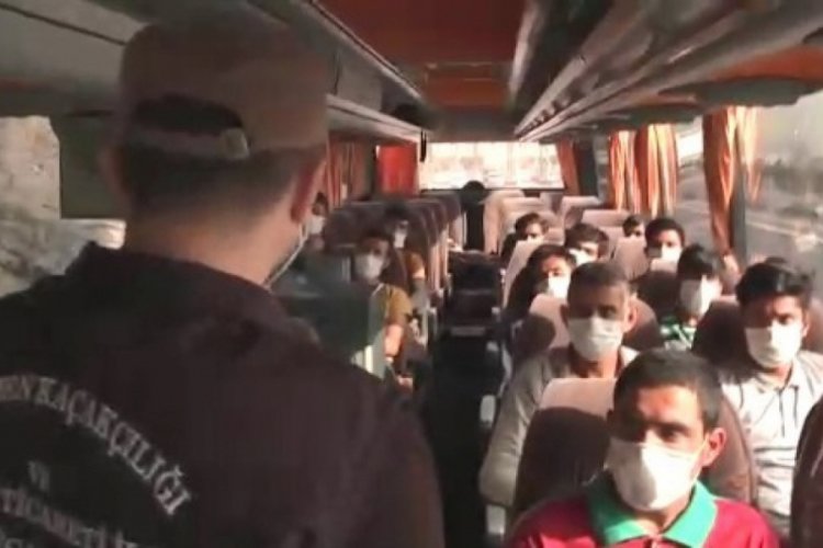Yolcu otobüsünde 14 düzensiz göçmen yakalandı