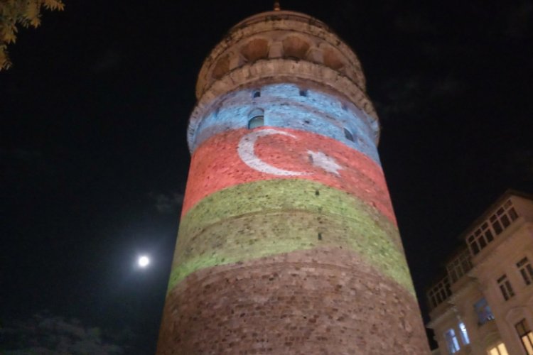 Azerbaycan Bayrağı Galata Kulesi'ne yansıtıldı