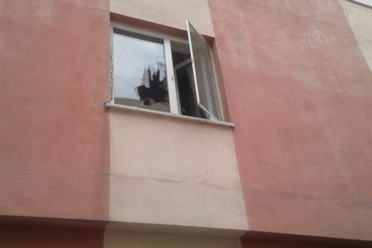 Bursa'da davayı kaybeden çift, husumetlisinin aracını ve evini taşladı