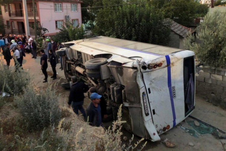 Tanker, tarım işçilerini taşıyan midibüse çarptı: 26 yaralı