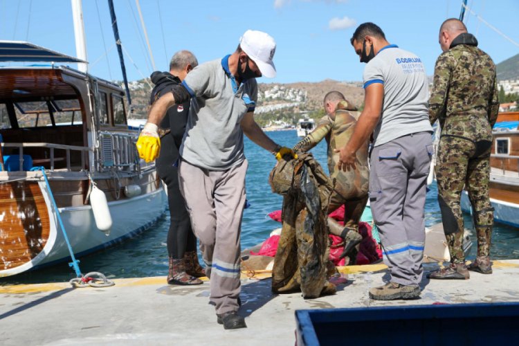 Deniz dibinden 257 kilogram katı atık çıkarıldı