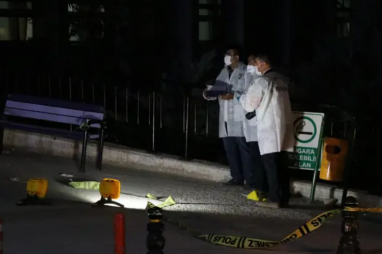 Hamile eşini darp eden komşusu ile kocasını silahla vurdu