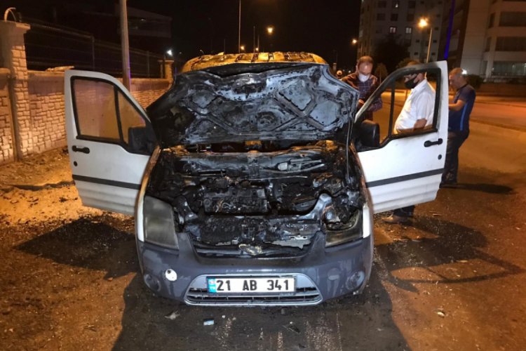 Hafif ticari araç yanarak kullanılamaz hale geldi