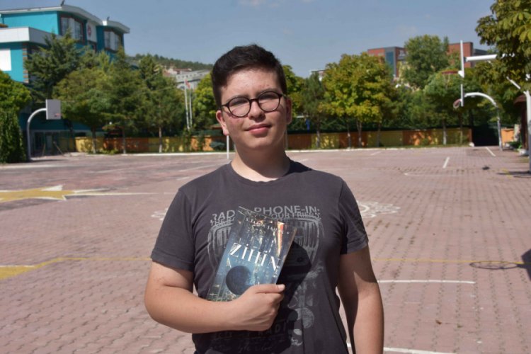 13 yaşında distopya türü kitap yazdı
