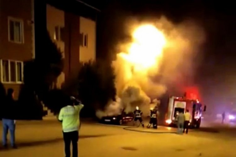 Park halindeki otomobil alev aldı