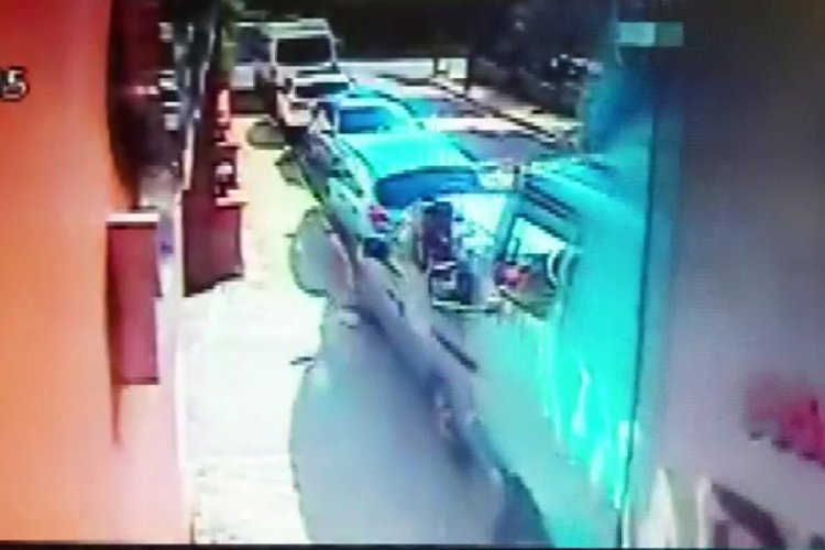 Freni boşalan nakliye kamyonu ortalığı savaş alanına çevirdi