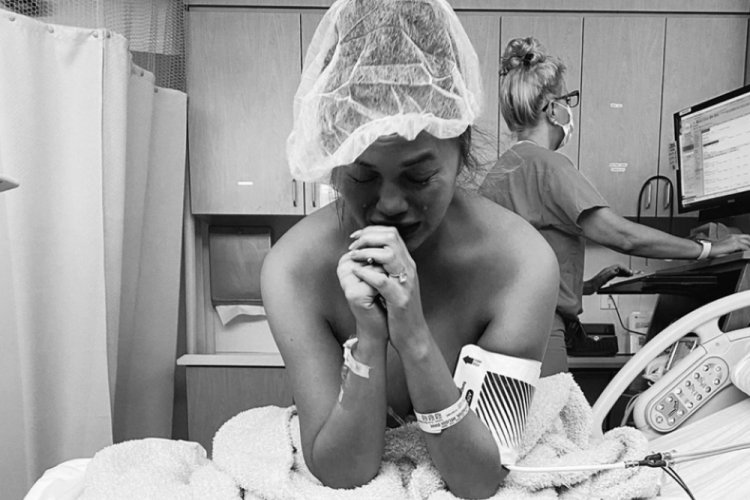 Chrissy Teigen ve John Legend bebeklerini kaybetti