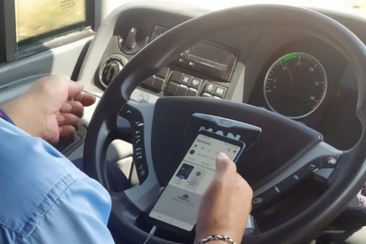 Can taşıyor! Bir elinde telefon, bir elinde çekirdek