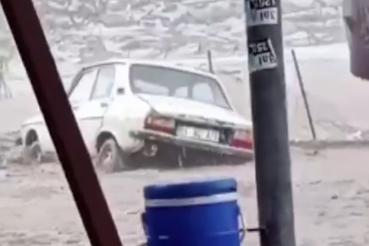 Otomobilin sel sularında sürüklendiği anlar kamerada