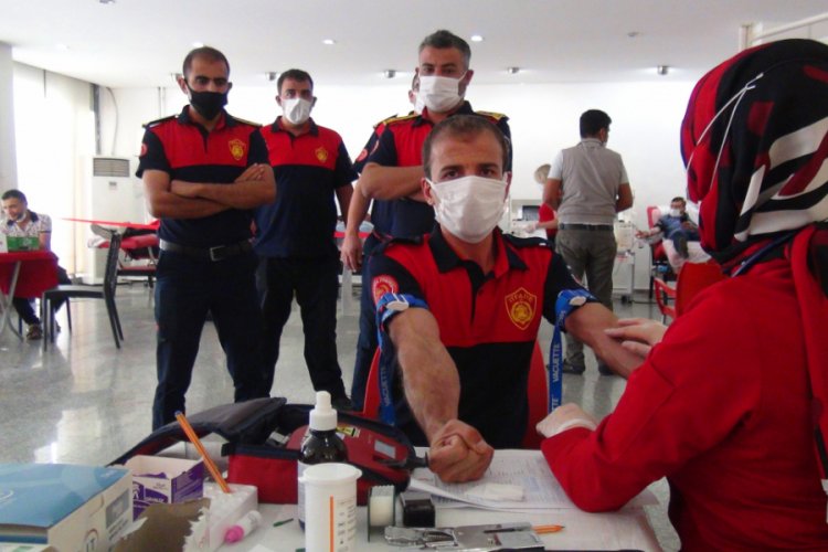 Koronayı yenen itfaiyeciler immün plazma bağışında bulundu