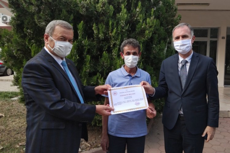 Bursa'da koronavirüs tedbirlerine uyan berbere teşekkür plaketi verildi