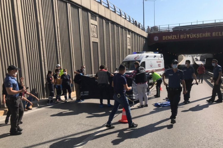 Üst geçitten düşen gence kamyon çarptı