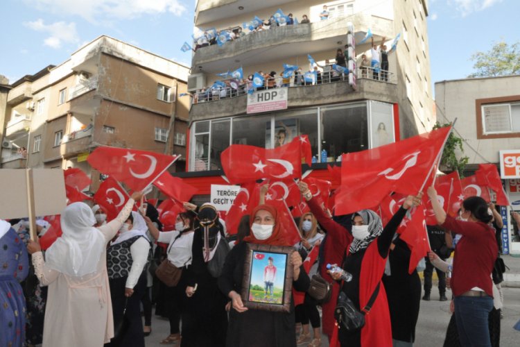 Şırnak annelerinin HDP önündeki eylemi sürüyor