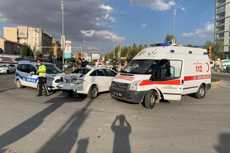 Elazığ'da freni boşalan kamyon araçlara çarptı