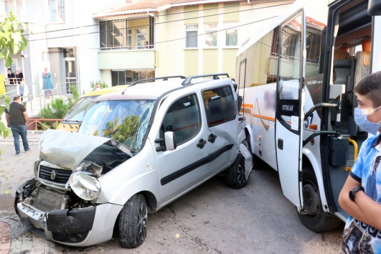 Direksiyon başında kalp krizi geçiren sürücü 3 araca çarptı