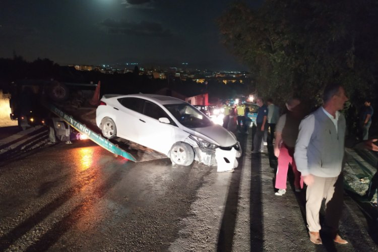 Otomobil direğe çarptı: 4 yaralı