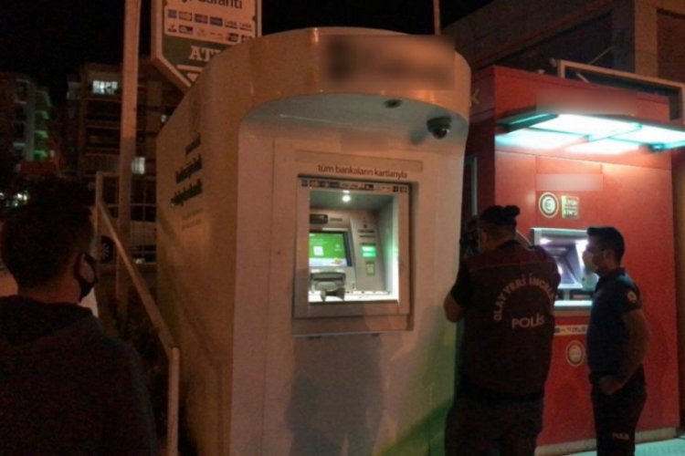 ATM'ye yerleştirilen kameralı kopyalama aparatını vatandaş fark etti