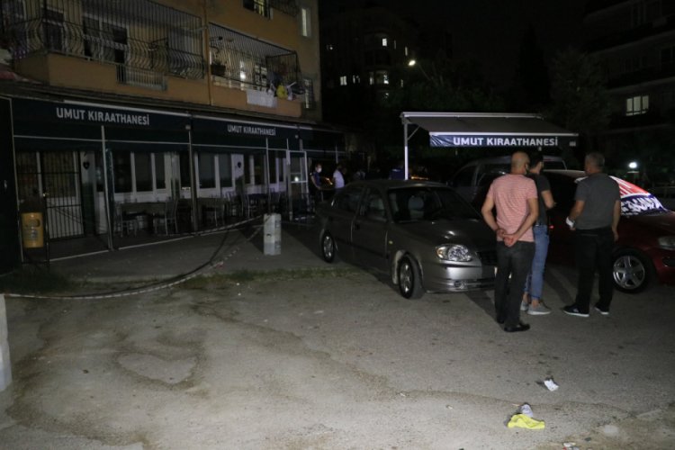Kıraathane sahipleri, polis memurunu bıçakladı