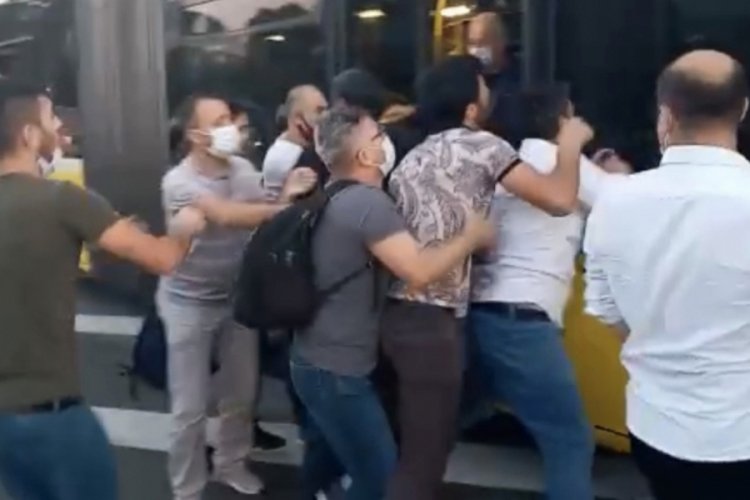 Metrobüs durağında meydan kavgası