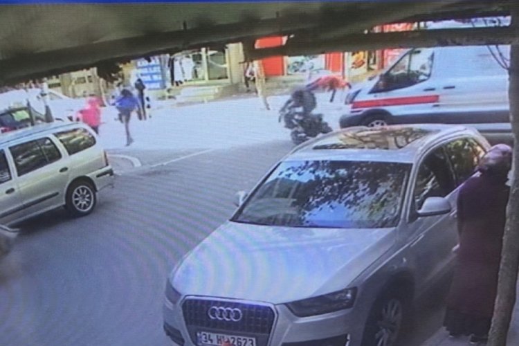 Hasta almaya giden ambulans motosiklete böyle çarptı
