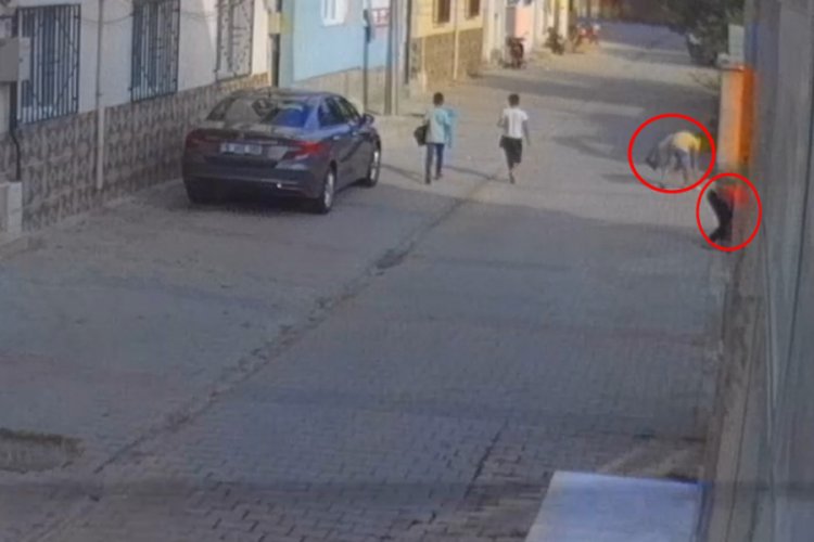 Bursa'da çocukların sokak sokak gezip, çöp toplama anları kamerada