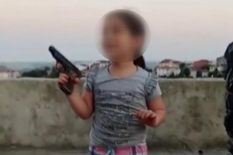 Çocuğun eline tabanca verip ateş ettirdi
