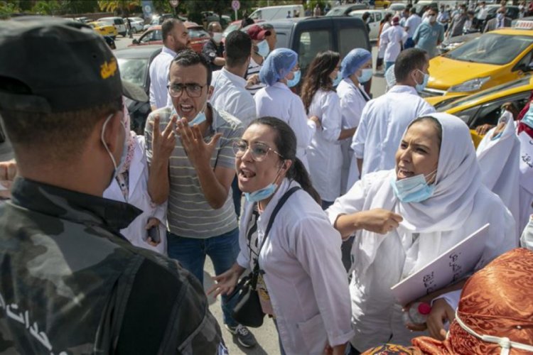 Tunus'ta hemşireler Kovid-19 nedeniyle kötüleşen hastane koşullarını protesto etti