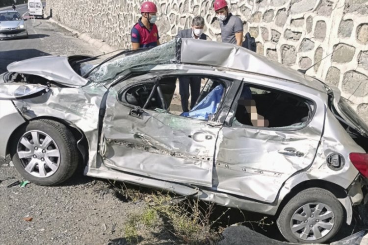 Kamyon ile otomobil çarpıştı: 1 ölü