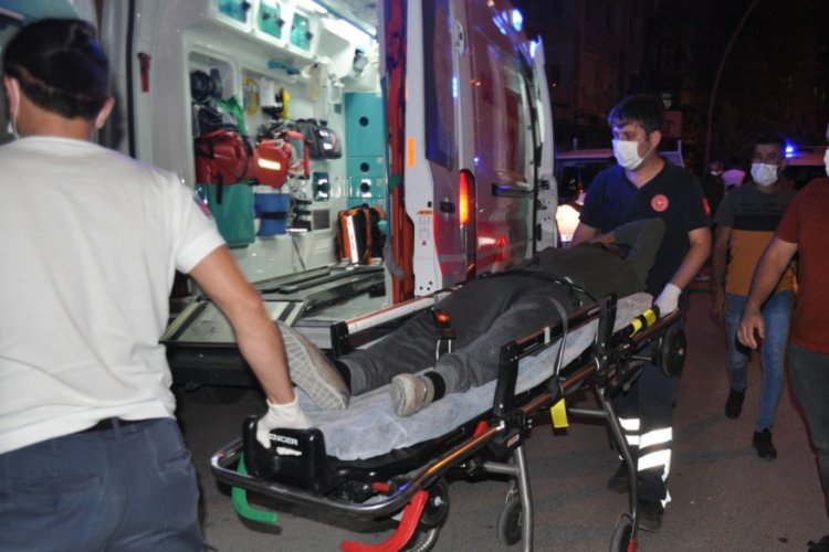 Tıraş olmaya gittiği berberde kör kurşunla yaralandı
