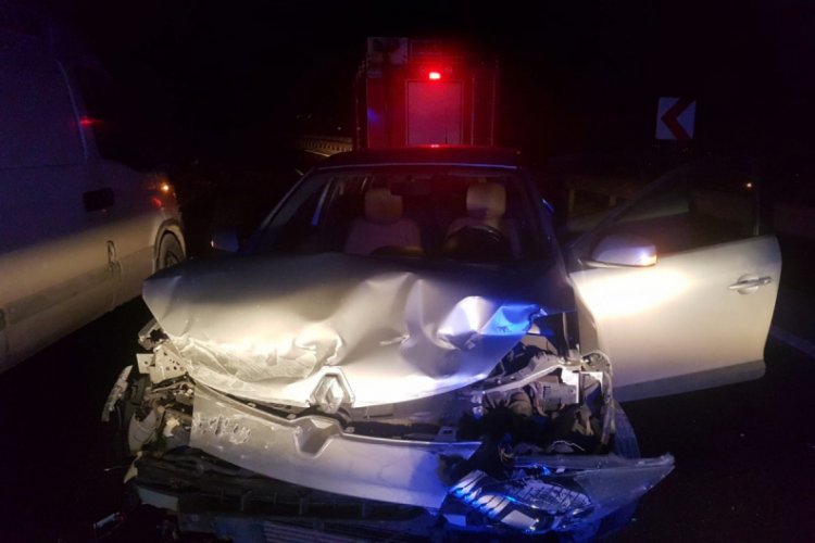 Çorum'da kontrolden çıkan otomobil bariyerlere çarptı
