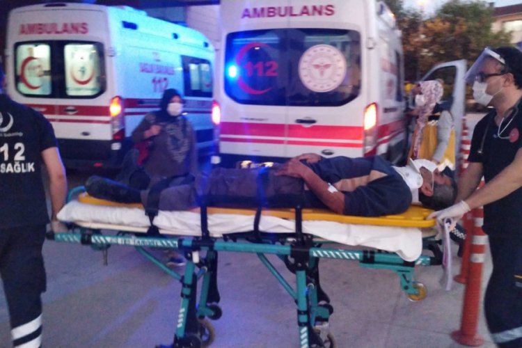 Bursa'da ceviz toplamak için çıktığı bağ evinin çatısından düşüp, yaralandı