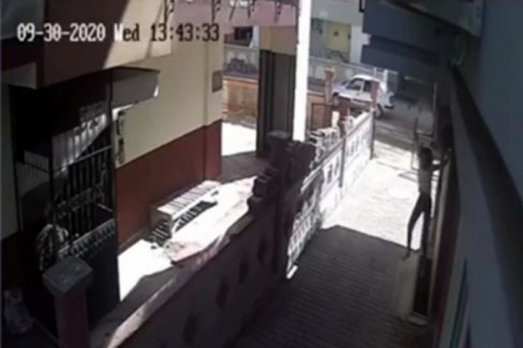 Hırsızları cesurca püskürten genç kızın o anları kamerada