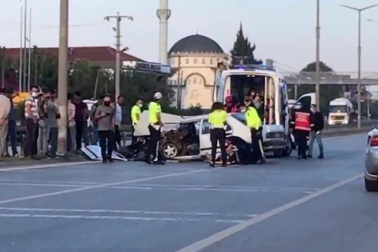 Kontrolden çıkan otomobil refüje çarptı: 2 yaralı