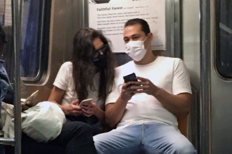 Katie Holmes sevgilisi Emilio Vitolo ile metroda görüntülendi