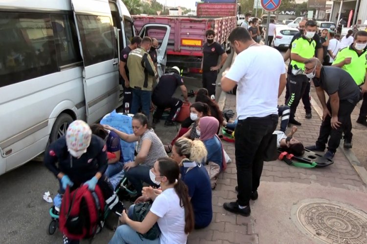 Fide işçilerinin taşındığı minibüs TIR'a çarptı: 12 yaralı