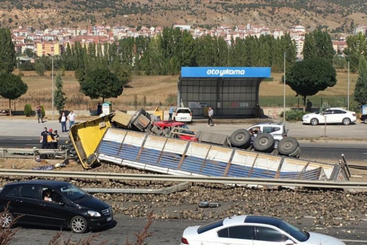 Pancar yüklü tır devrildi: 1 yaralı