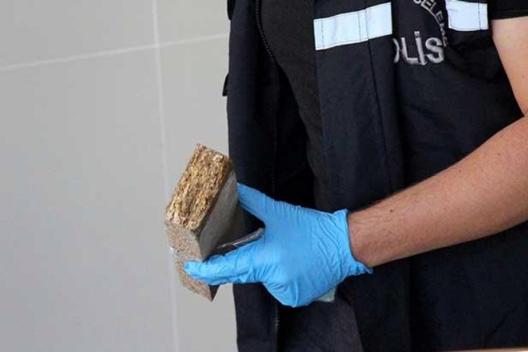 5 TL'yi beğenmeyince kalasla saldırdı