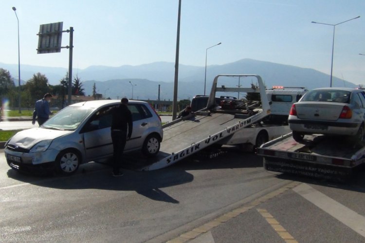 Bursa'da 3 araç birbirine girdi