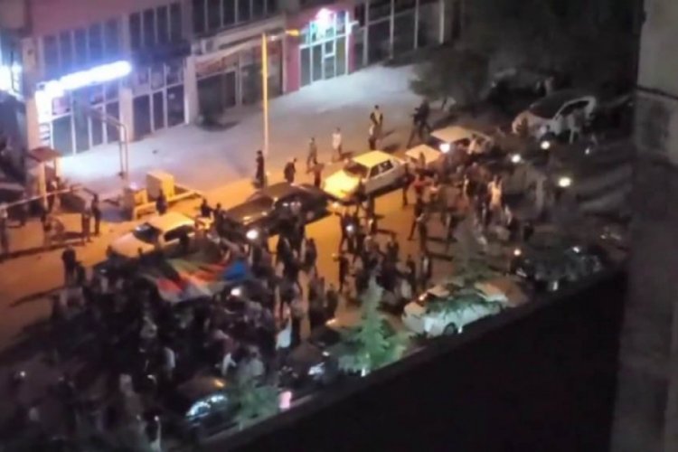Azerbaycan'da halk sokaklarda kutlama yapıyor