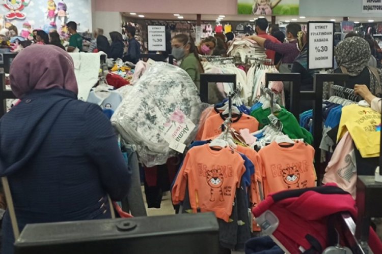 Alışveriş yaparken sosyal mesafeyi unuttular