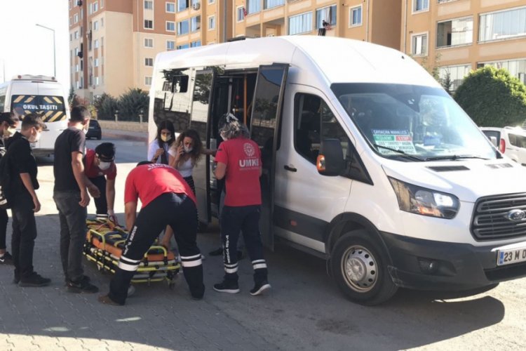 Minibüsten düşen kadın yaralandı