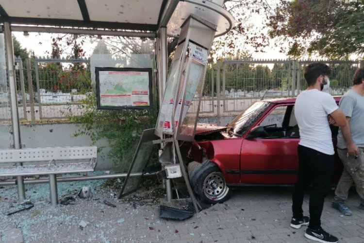 Drift yapan sürücü otobüs durağına daldı