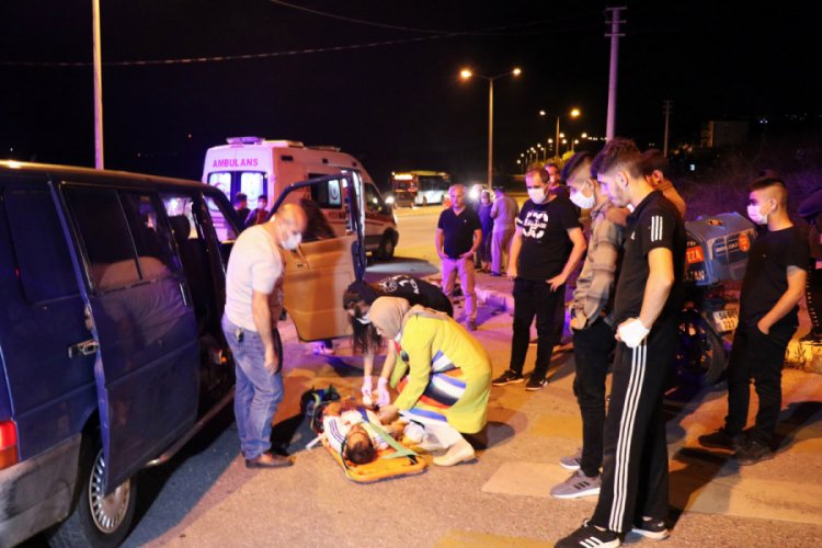 Minibüs ile otomobil çarpıştı